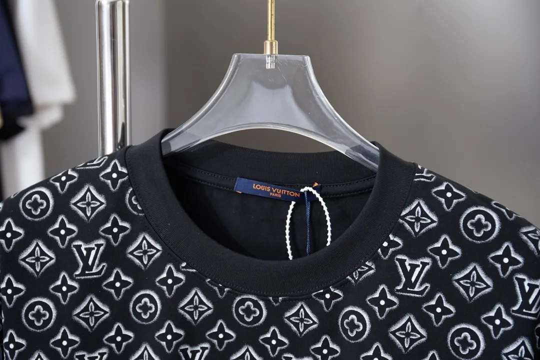 🅿️190 1V 25SS early spring new style Short sleeves with all-over presbyopic letters Light luxury Essential item for daily commuting for men and women Correct version Welcome to compare Detailed features · 320g 100% pure cotton double yarn jersey fabric · Special thickened 32 pieces of double-strand 1X1 thread in the same vat · Positioned digital full-width presbyopic Lv letter logo printing · Double needle stitching and cross-stitch technology · Original main mark, washable tag, brand moisture-proof paper packaging Color: black/white Size: S/M/L/XL